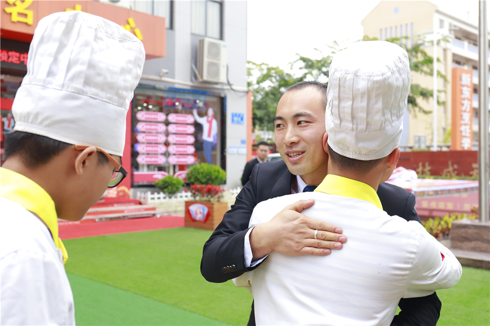 �����¶������ѧУ���ͱ�ҵ��ǰ��������¥������