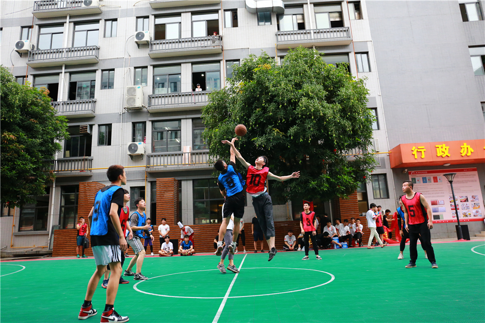 2018��ḻ��У԰�