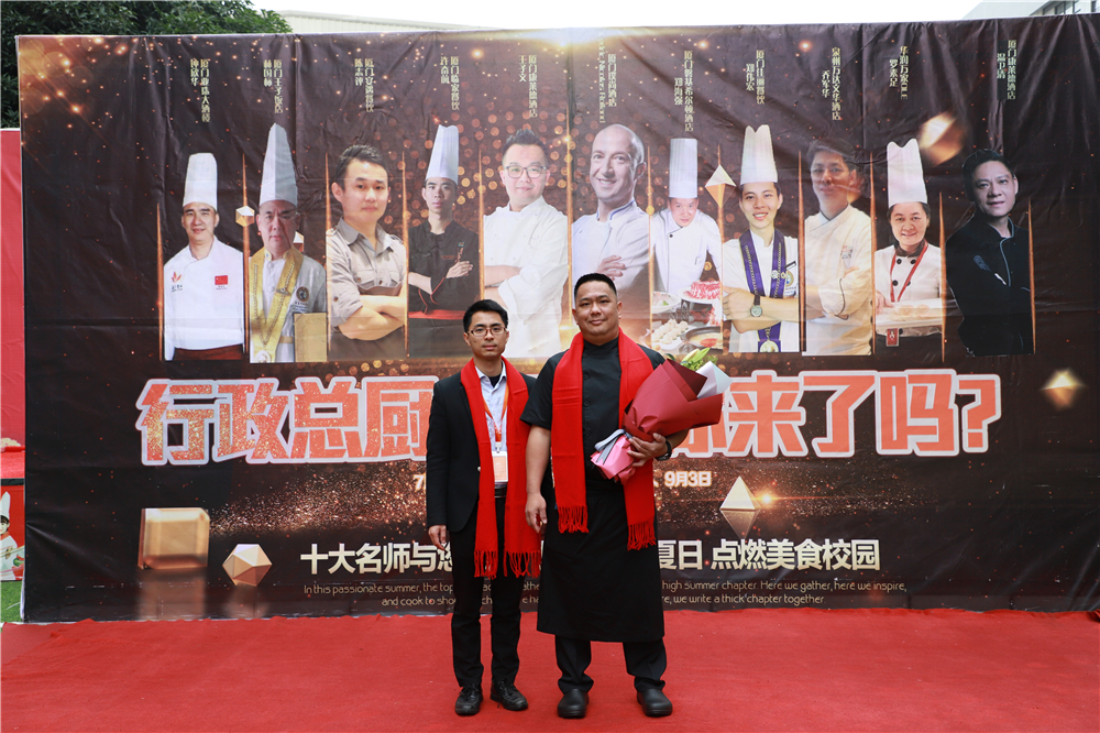 �����ܳ�Wayne leeӦ����У԰ Ϊ�����¶���ѧ���ڿ�