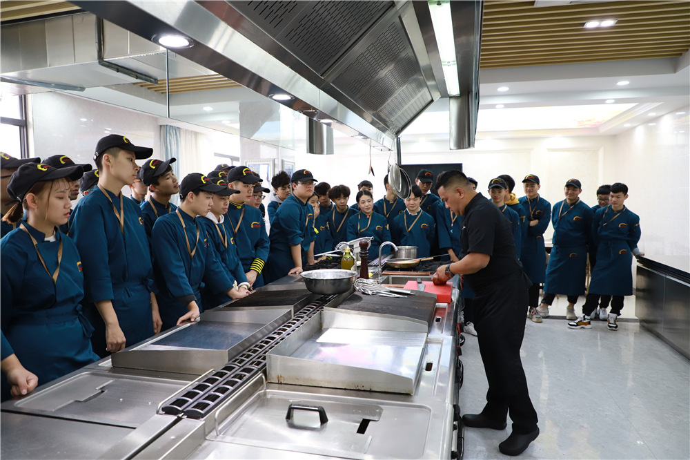 �����ܳ�Wayne leeӦ����У԰ Ϊ�����¶���ѧ���ڿ�