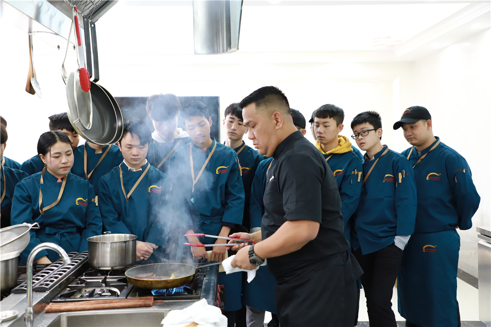 �����ܳ�Wayne leeӦ����У԰ Ϊ�����¶���ѧ���ڿ�