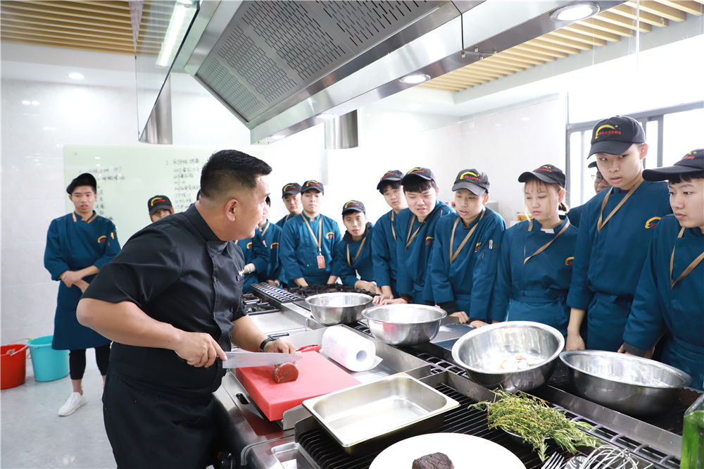 �����ܳ�Wayne leeӦ����У԰ Ϊ�����¶���ѧ���ڿ�