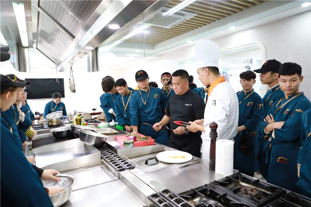 �����ܳ�Wayne leeӦ����У԰ Ϊ�����¶���ѧ���ڿ�