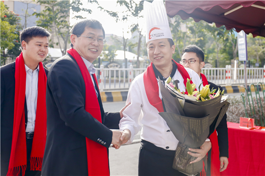 2��12�մ�ʦ��У԰