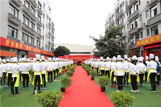 2��18�յھ��ڴ�ʦǩԼ��ʽ����࿪�����