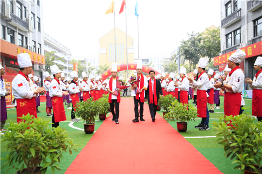 2��28�ճɹ�ѧ�ӽ�У԰