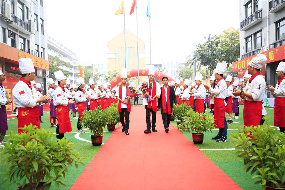 2��28�ճɹ�ѧ�ӽ�У԰