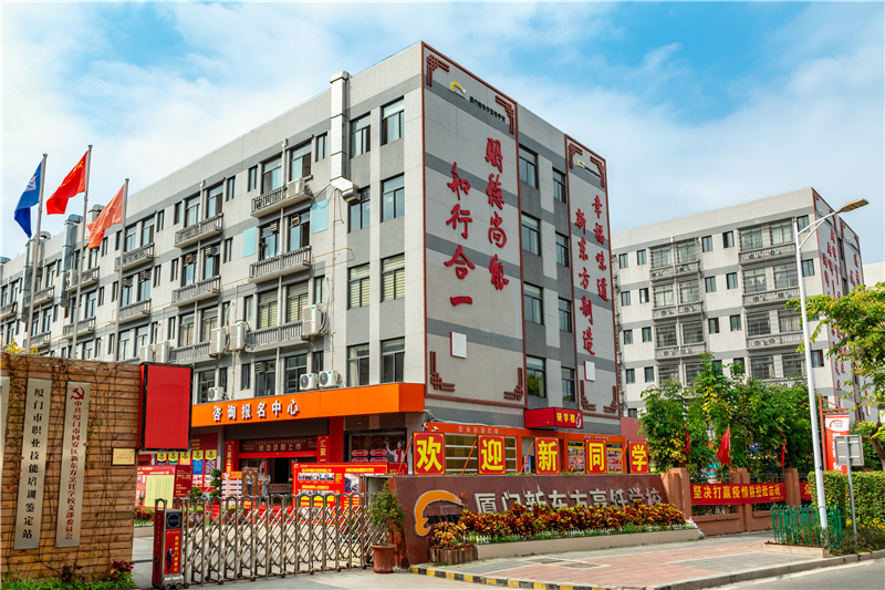  6�������߲ι������¶������ѧУ����У԰