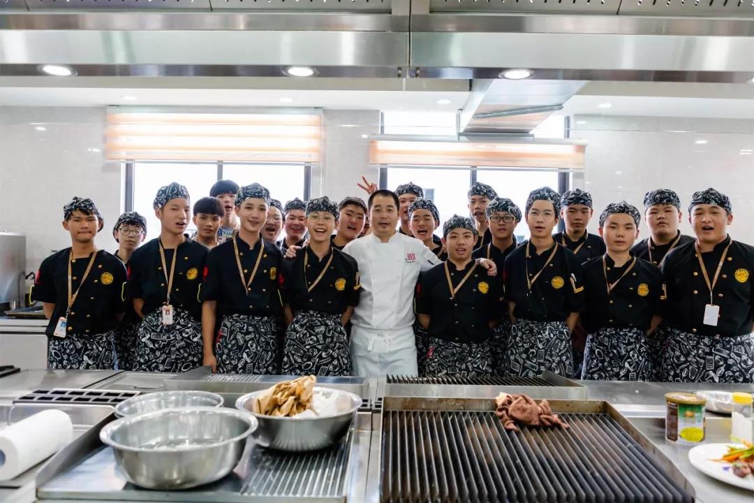 ����ѧ��ʦ��ѧУ��ã��˸���������ѡ�������¶�����