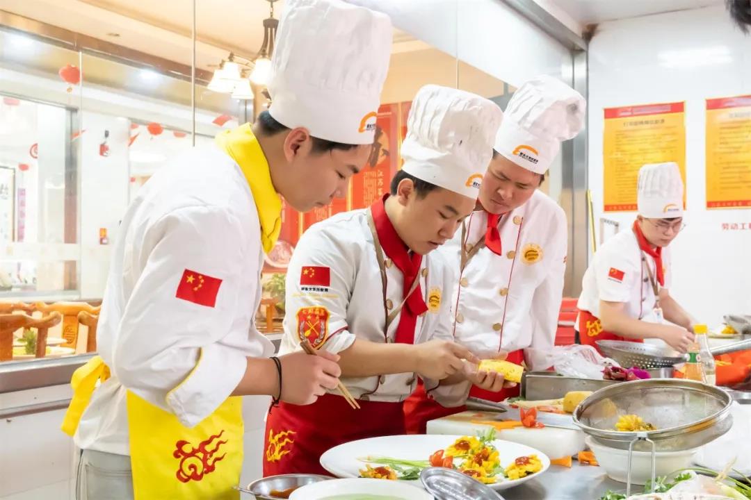 ��У���ӽ�β����ϣ����Щ����������У�¶����ģ�