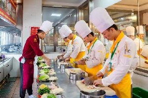 ѧУѡ���˿���תѧ�����������ǵ�ѡ��