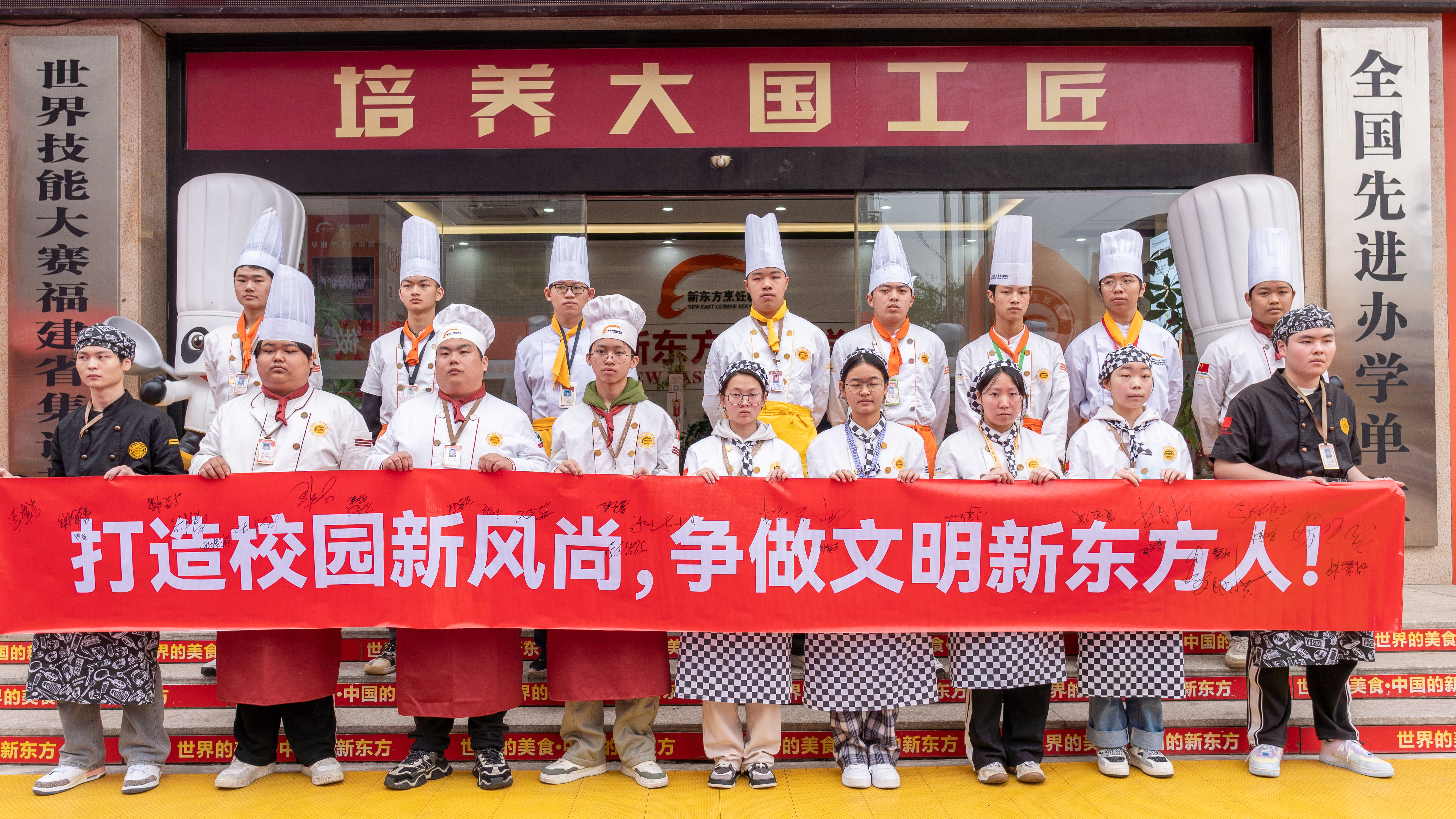 һ�괺�ô�������֮����У԰ح�����¶�����У԰������ò�¡��