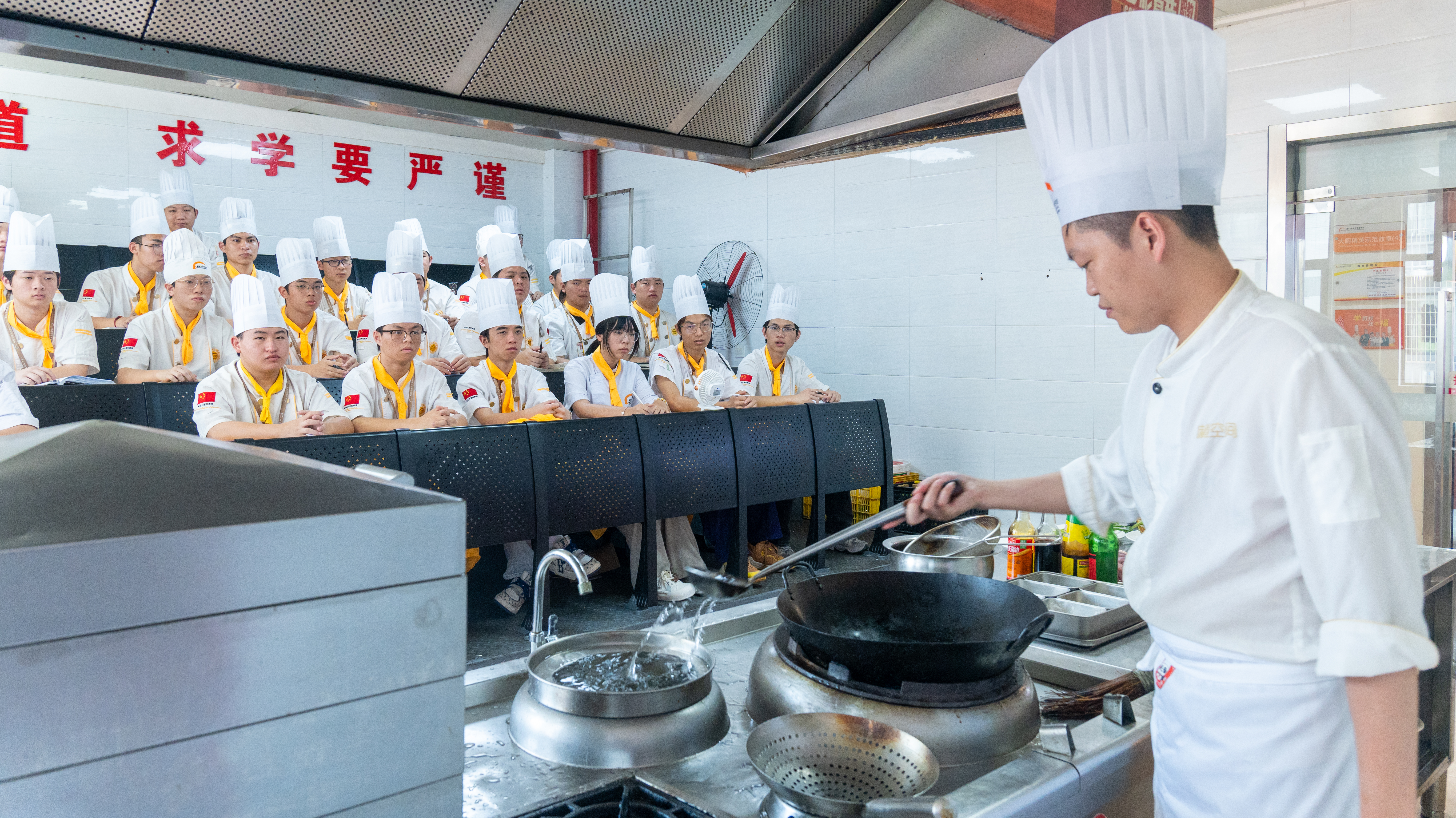 ���Ĺ��� н���ഫحУ��Я�ִ�����⿽�ѧ�¿��á�