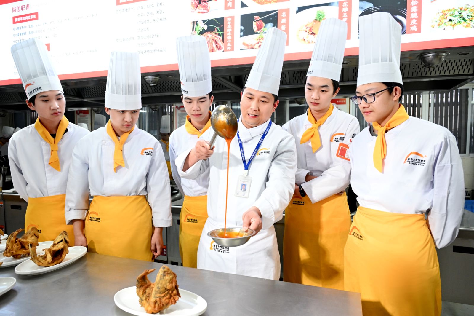 ����Ʒչʾ�������¶����в�ѧ����Ʒ�ϼ���