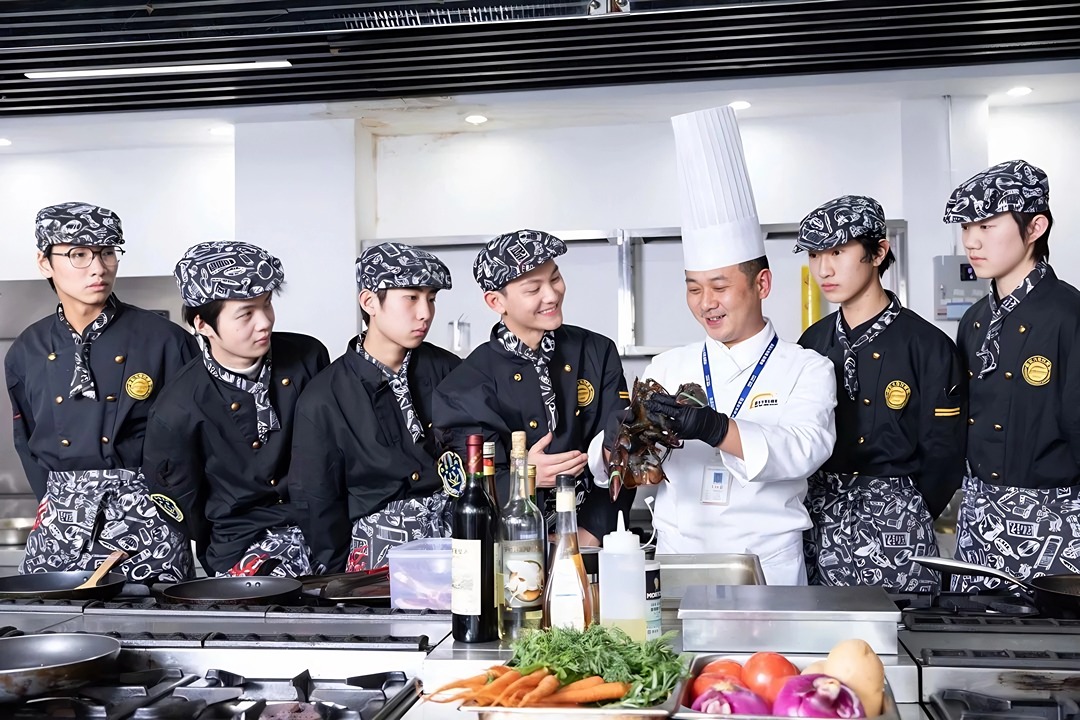 ���ǣ�˫�򱼸���