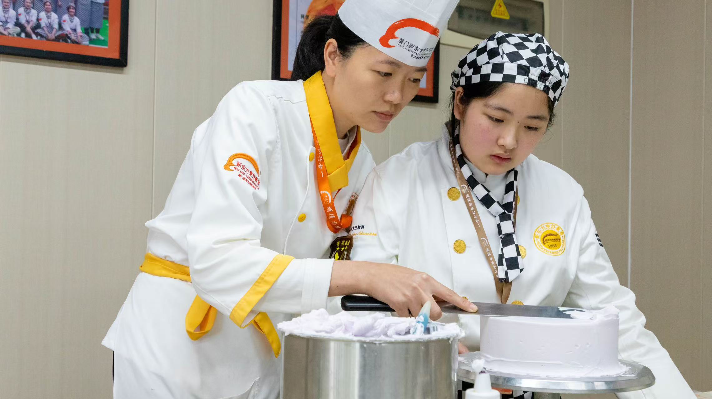 @ͬѧ�ǣ������¶������ѧУ�ġ��ԡ�ס��ѧ���������ģ�