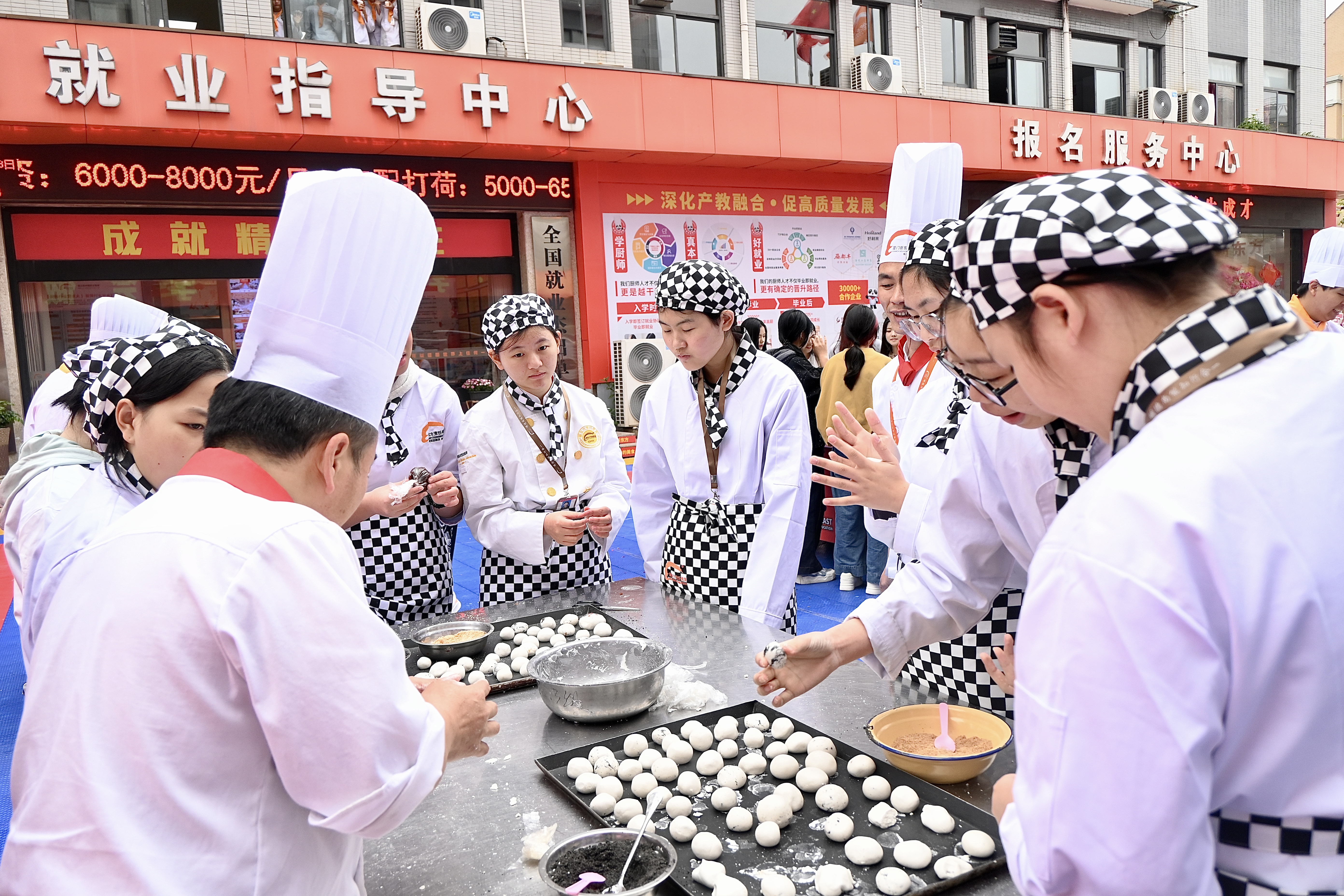 ����̤��������Ԫ������Բ�������¶���ѧ�ӹ��ȼѽڣ���ůУ԰��